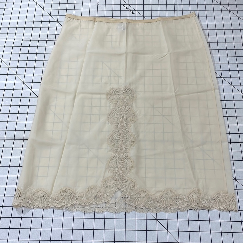Lady Lynne vintage beige half slip w/scalloped lace hem, front slit, 25" waist